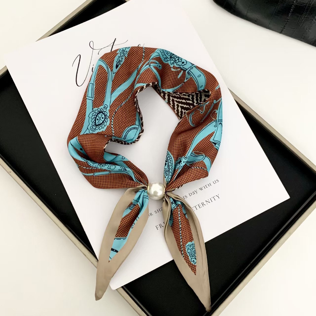 Ascot Neck Scarf - Elegancki szal z perłami w stylu